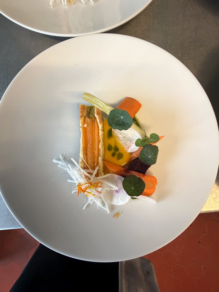 Assiette signature dressée par le Chef, garniture colorée et fleurs